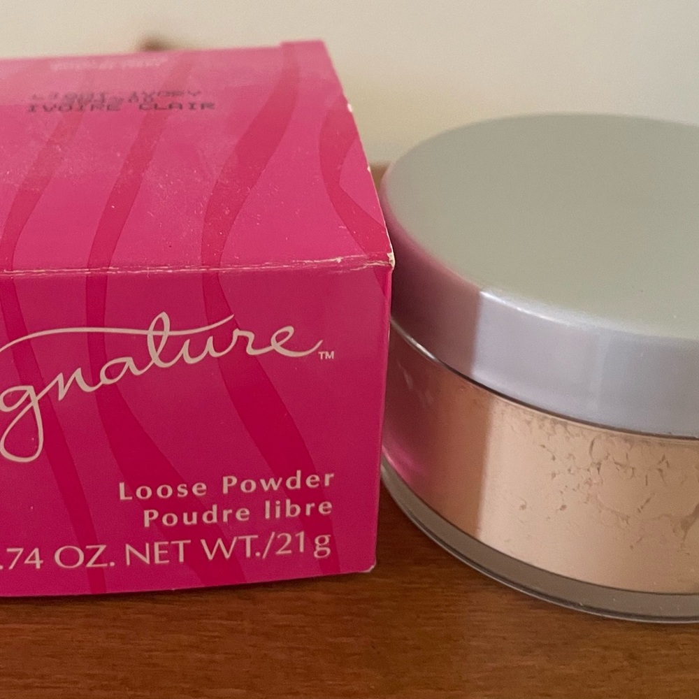 Signature Loose Face Powder - Light Ivory